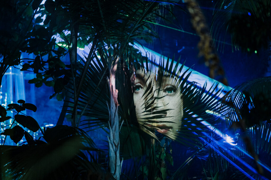 TAVA24 kunstnike Alyona Movko-Mägi valgusinstallatsioon "Hõbedas", pildistas Mana Kaasik